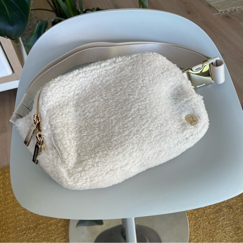 Lululemon Everywhere Belt Bag Large 2L Fleece, White Opal/Gold
